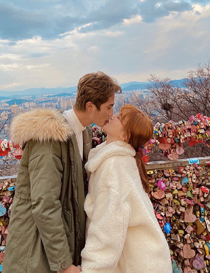 Nụ hôn ngọt ngào ở Namsan, Hàn Quốc.