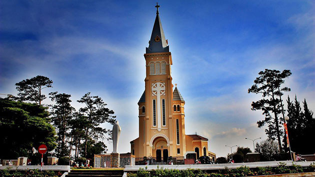 Nhà thờ Con Gà còn có tên khác là Nhà thờ Chính tòa Đà Lạt.