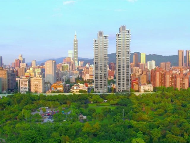 Một trong những chung cư cao cấp mới nổi tiếng tại Đài Bắc là One Park Taipei. Chung cư gồm 2 tòa tháp này nằm ngay cạnh Công viên Daan Forest Park và được gọi là "câu trả lời của Đài Bắc cho Công viên Central Park ở New York". Căn hộ tại đây lập kỷ lục giá trên một m2 tại Đài Loan, Chen cho biết.