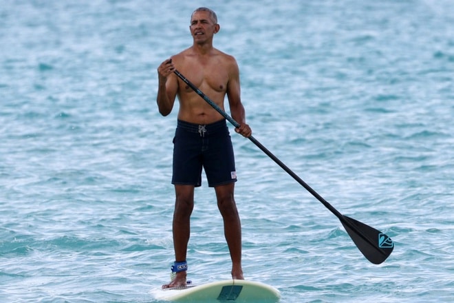 Ông Obama chèo ván đứng ở Hawaii, mật vụ theo sau bằng thuyền kayak